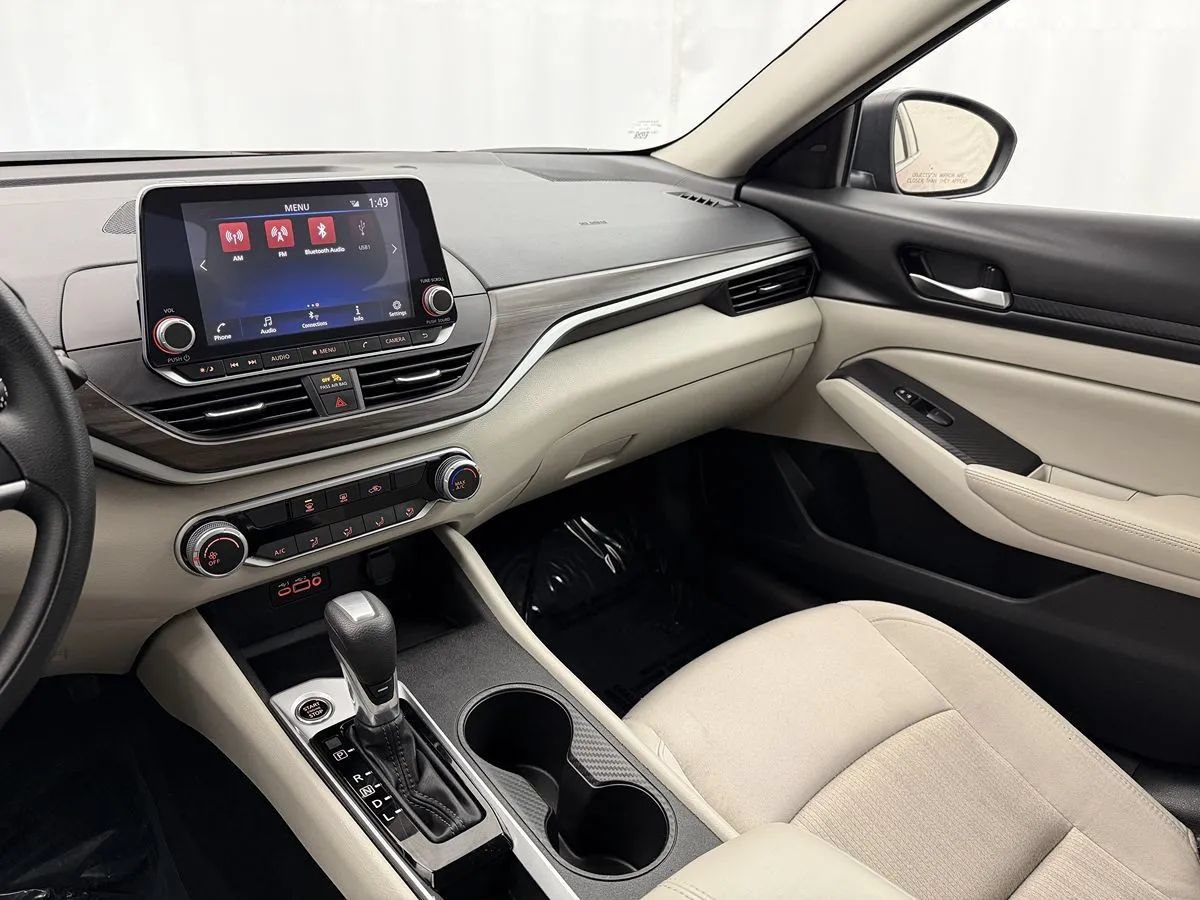 Used 2025 Nissan Altima 2.5 SV FWD image 12