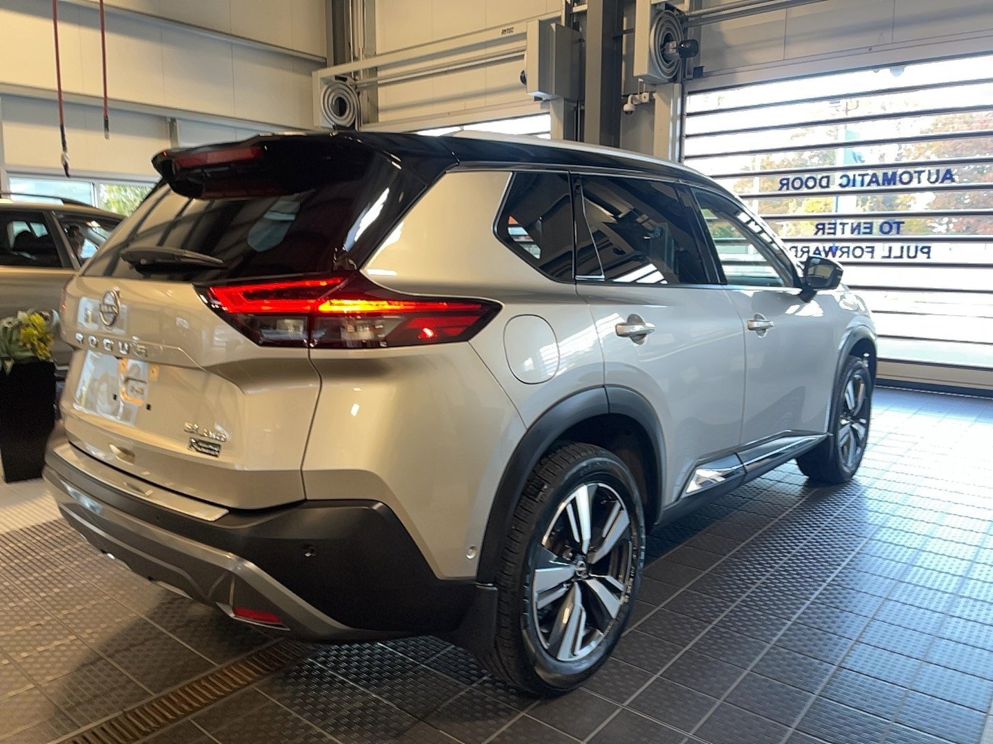 Used 2023 Nissan Rogue SL w/ SL Premium Package image 21