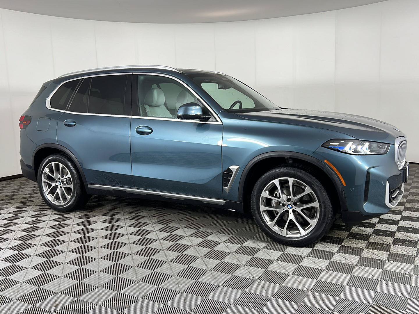 Certified 2025 BMW X5 xDrive40i w/ Premium Package AWD/4WD image 3