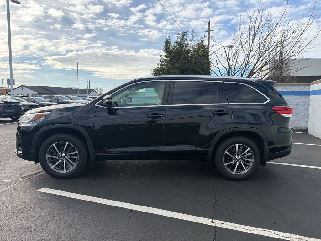 Used 2017 Toyota Highlander XLE image 2