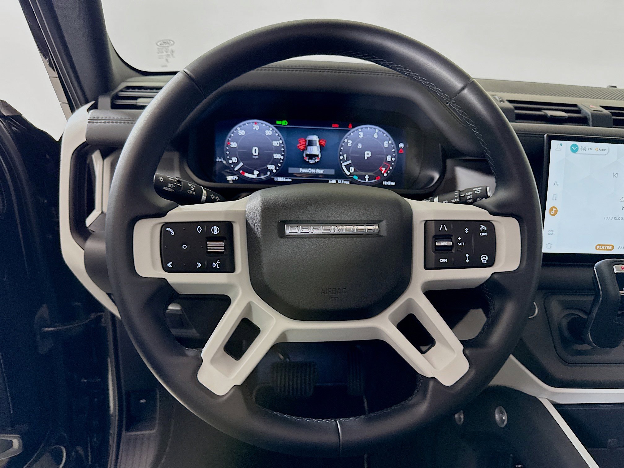 Used 2025 Land Rover Defender 110 X-Dynamic SE image 12