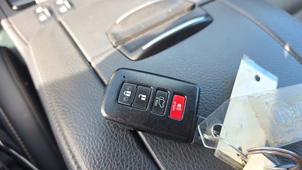 Used 2019 Toyota Highlander XLE AWD/4WD image 23