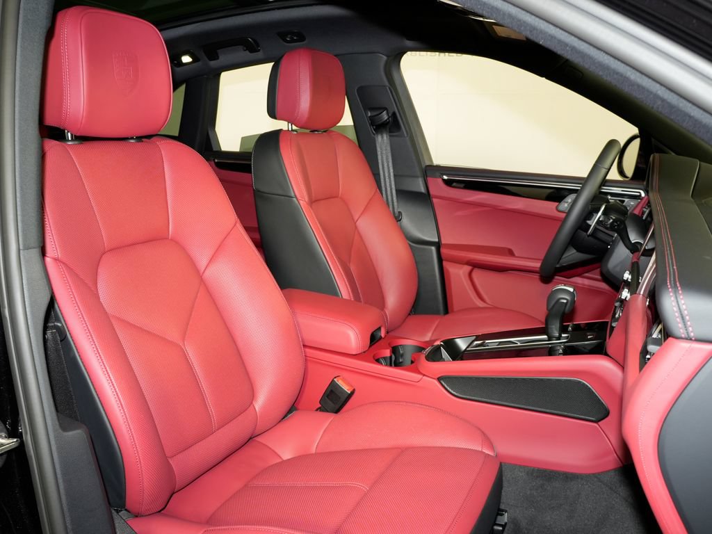Certified 2026 Porsche Macan AWD/4WD image 37