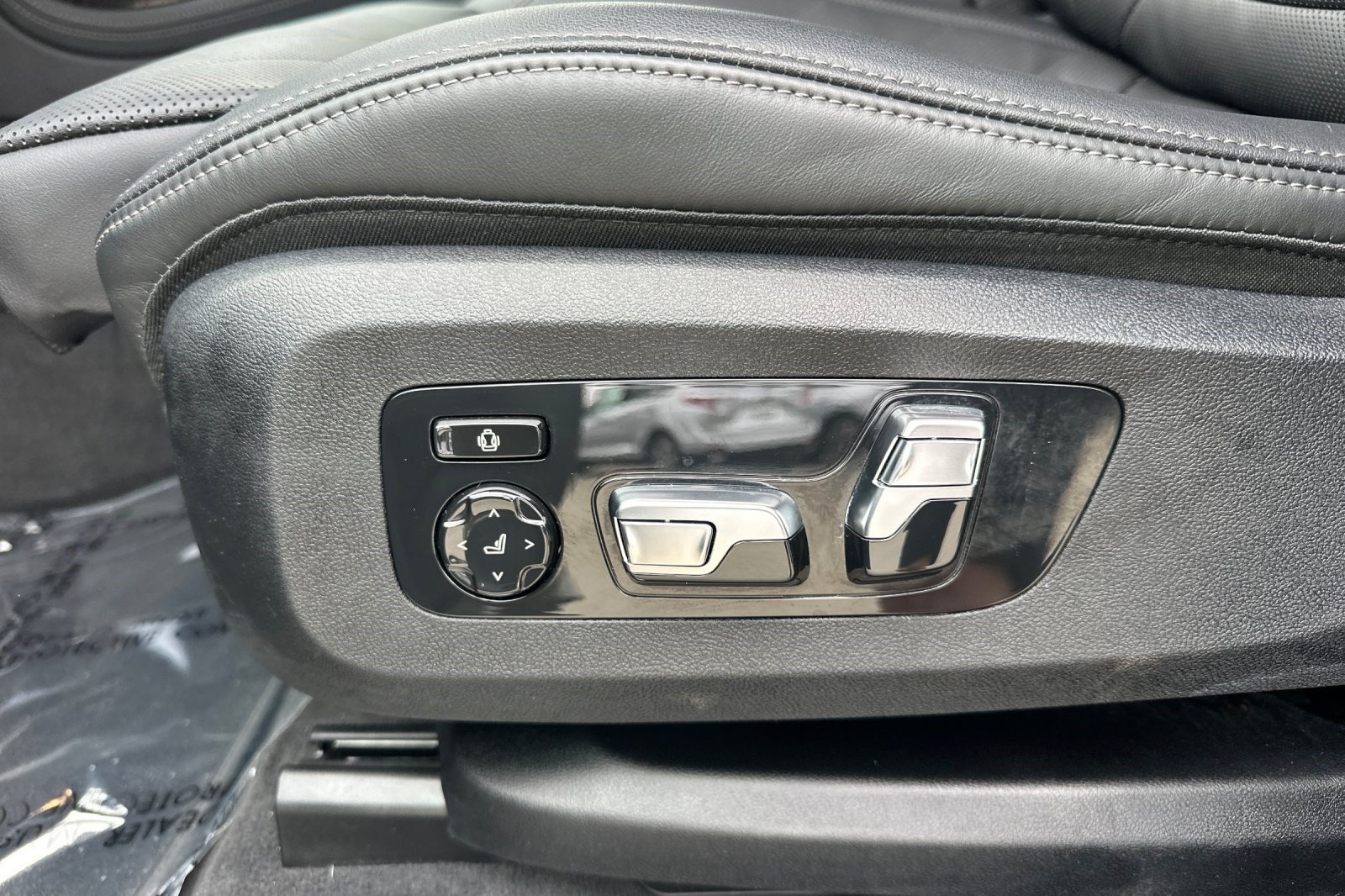Used 2025 BMW X7 xDrive40i w/ Premium Package AWD/4WD image 14