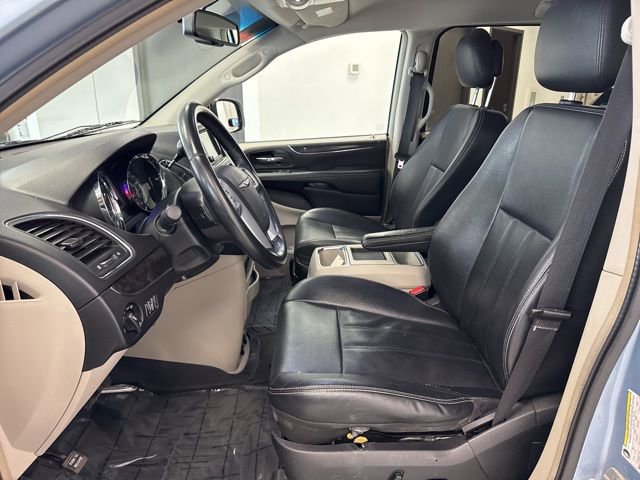 Used 2013 Chrysler Town & Country Touring image 15