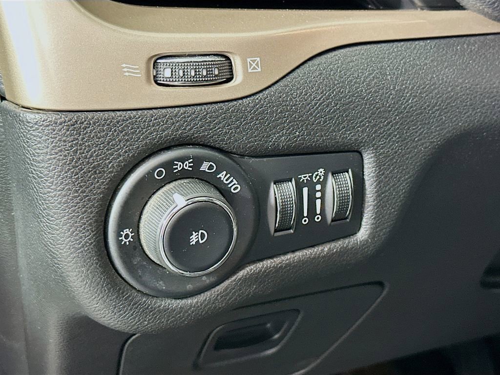 Used 2015 Jeep Cherokee Limited AWD/4WD image 11
