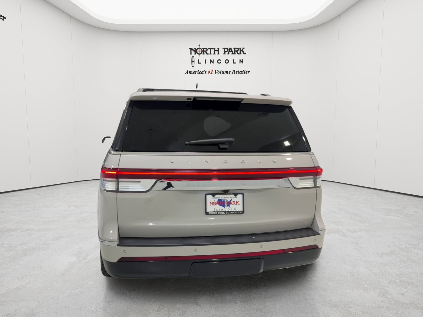 Used 2023 Lincoln Navigator Reserve AWD/4WD image 4