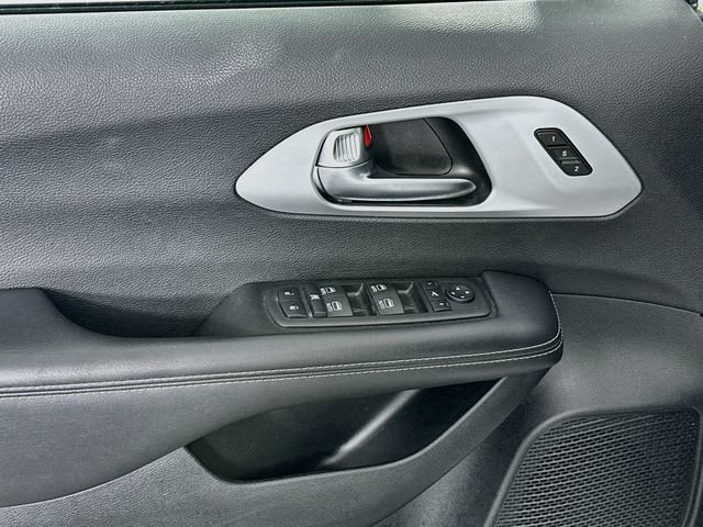 Used 2025 Chrysler Pacifica Limited FWD image 20