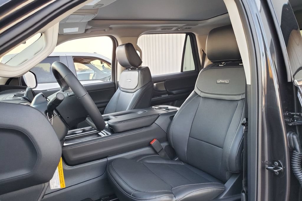 New 2025 Ford Expedition Platinum w/ Driver's Package AWD/4WD image 9