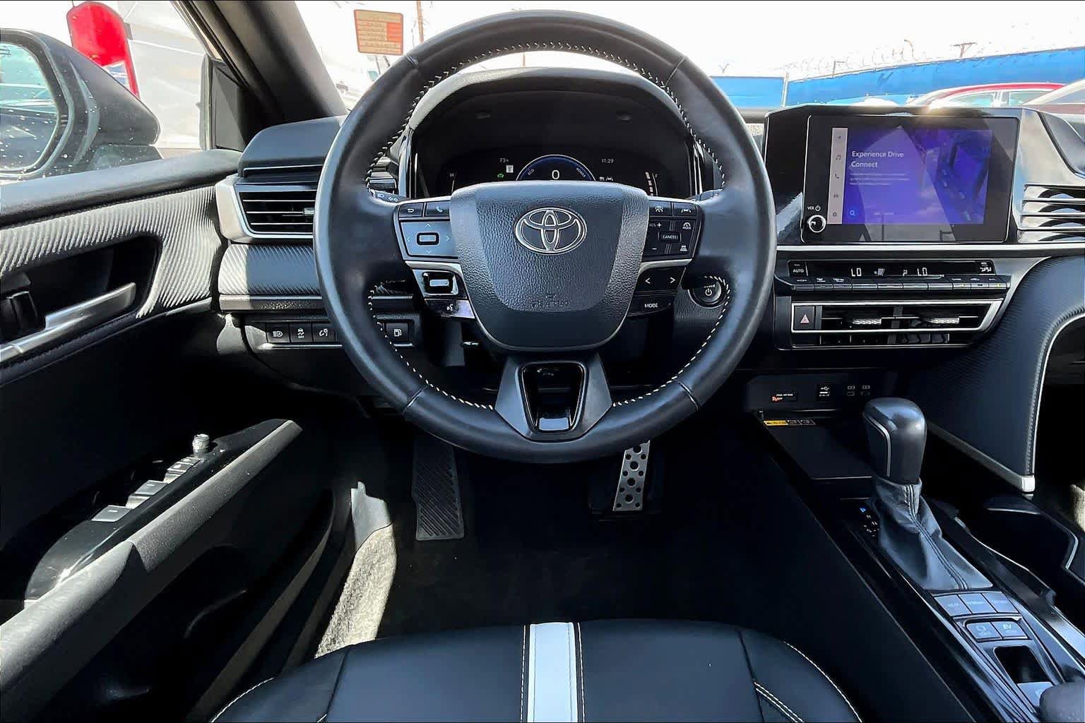 Used 2025 Toyota Camry SE FWD image 6