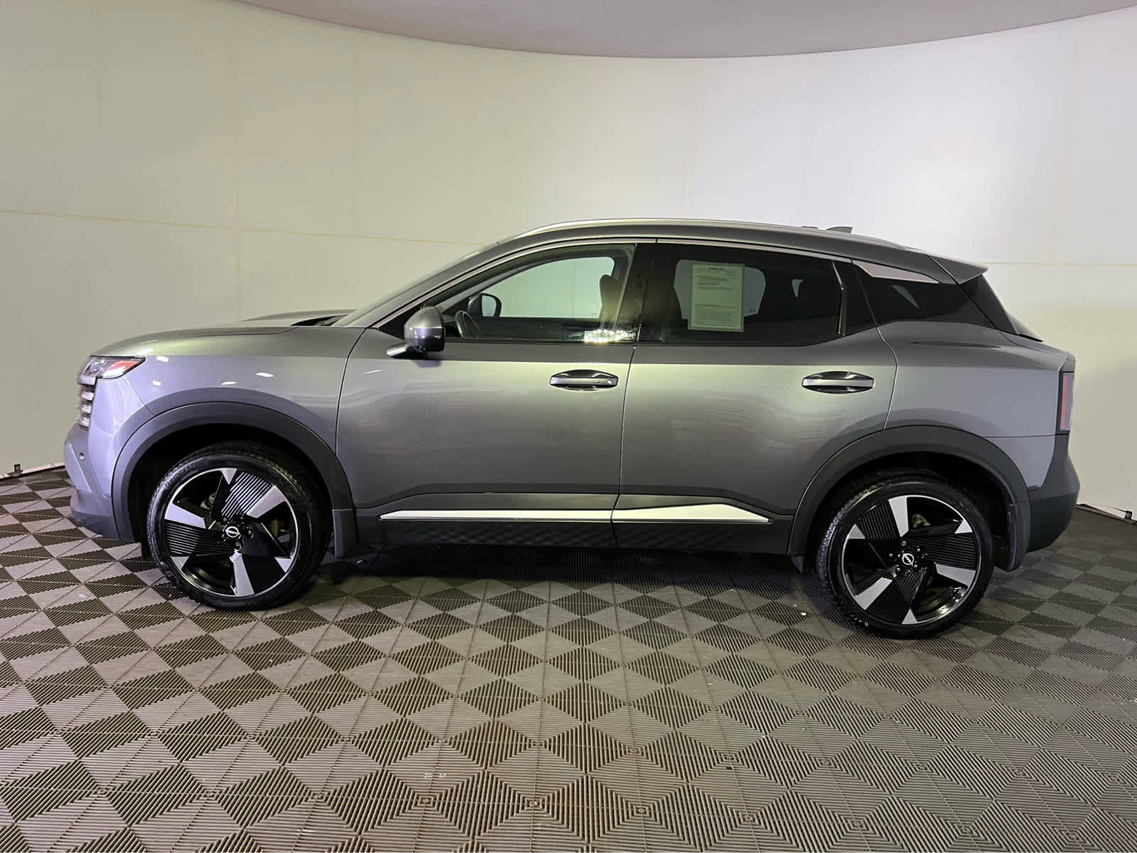 Certified 2025 Nissan Kicks SR FWD image 4
