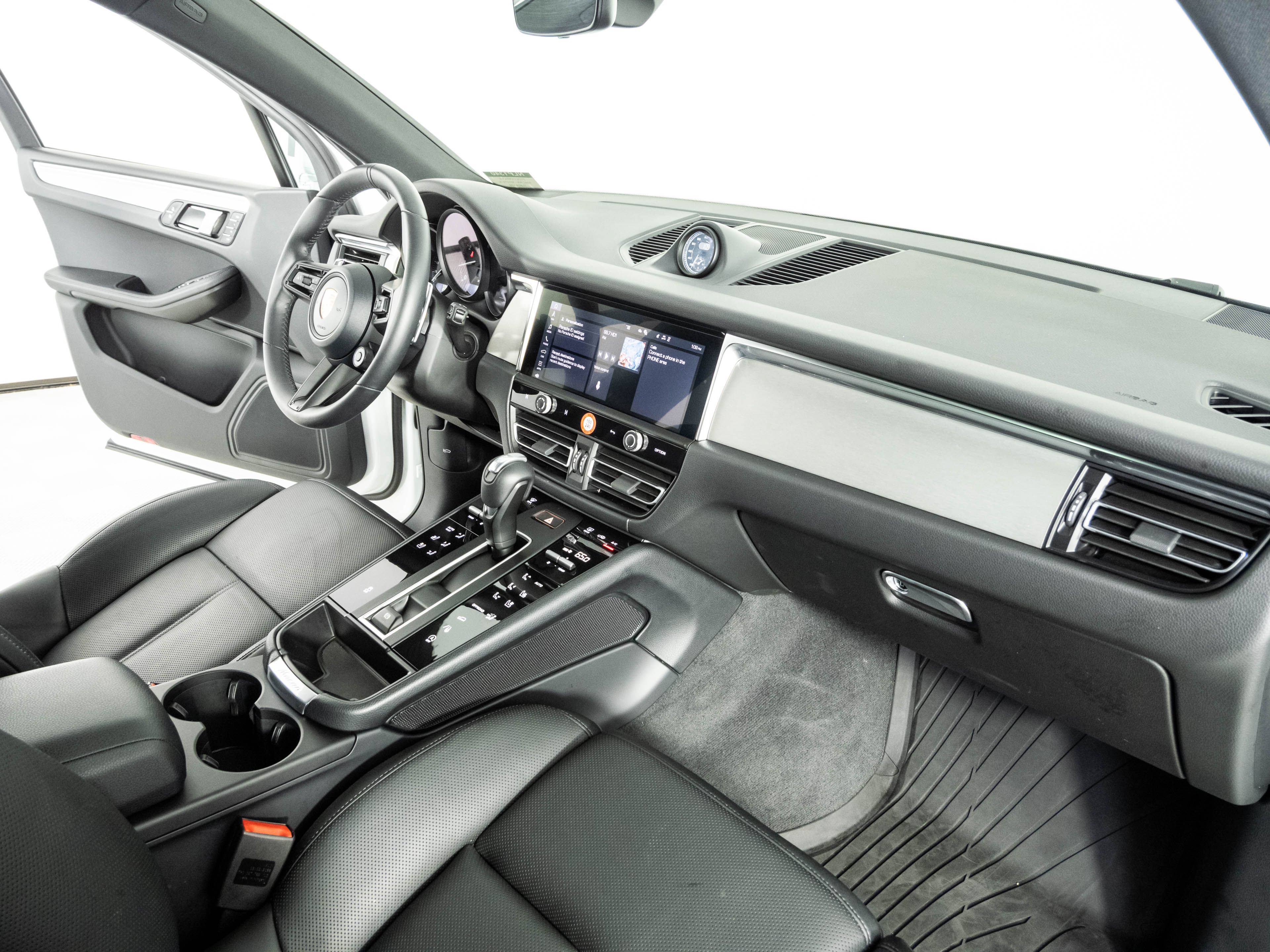 Certified 2026 Porsche Macan AWD/4WD image 25