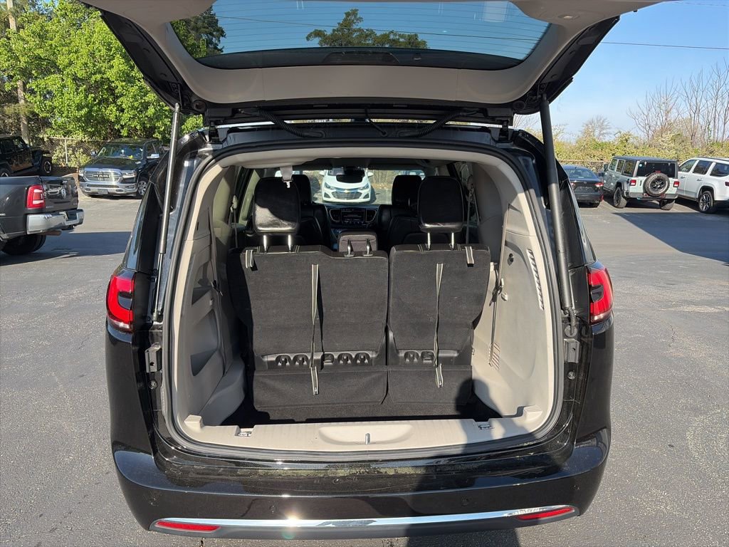 Used 2024 Chrysler Pacifica Touring-L image 10