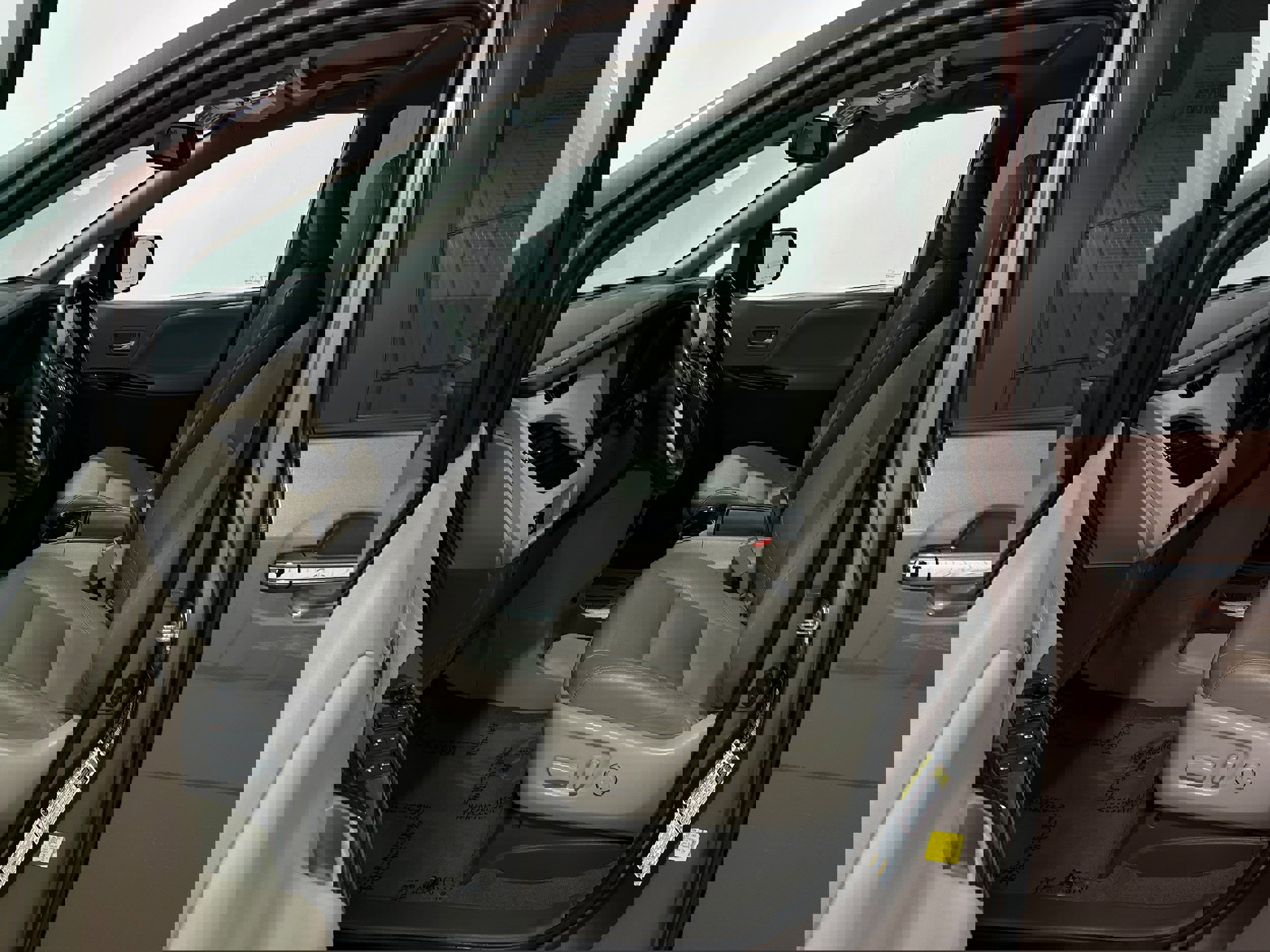 Used 2020 Toyota Sienna XLE w/ XLE Navigation Package image 4