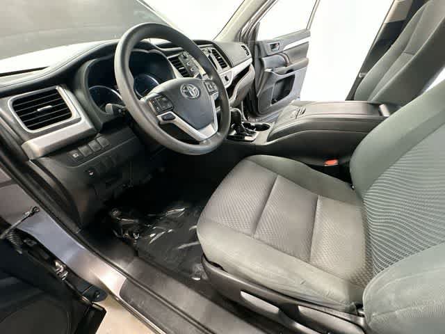Used 2019 Toyota Highlander LE AWD/4WD image 13