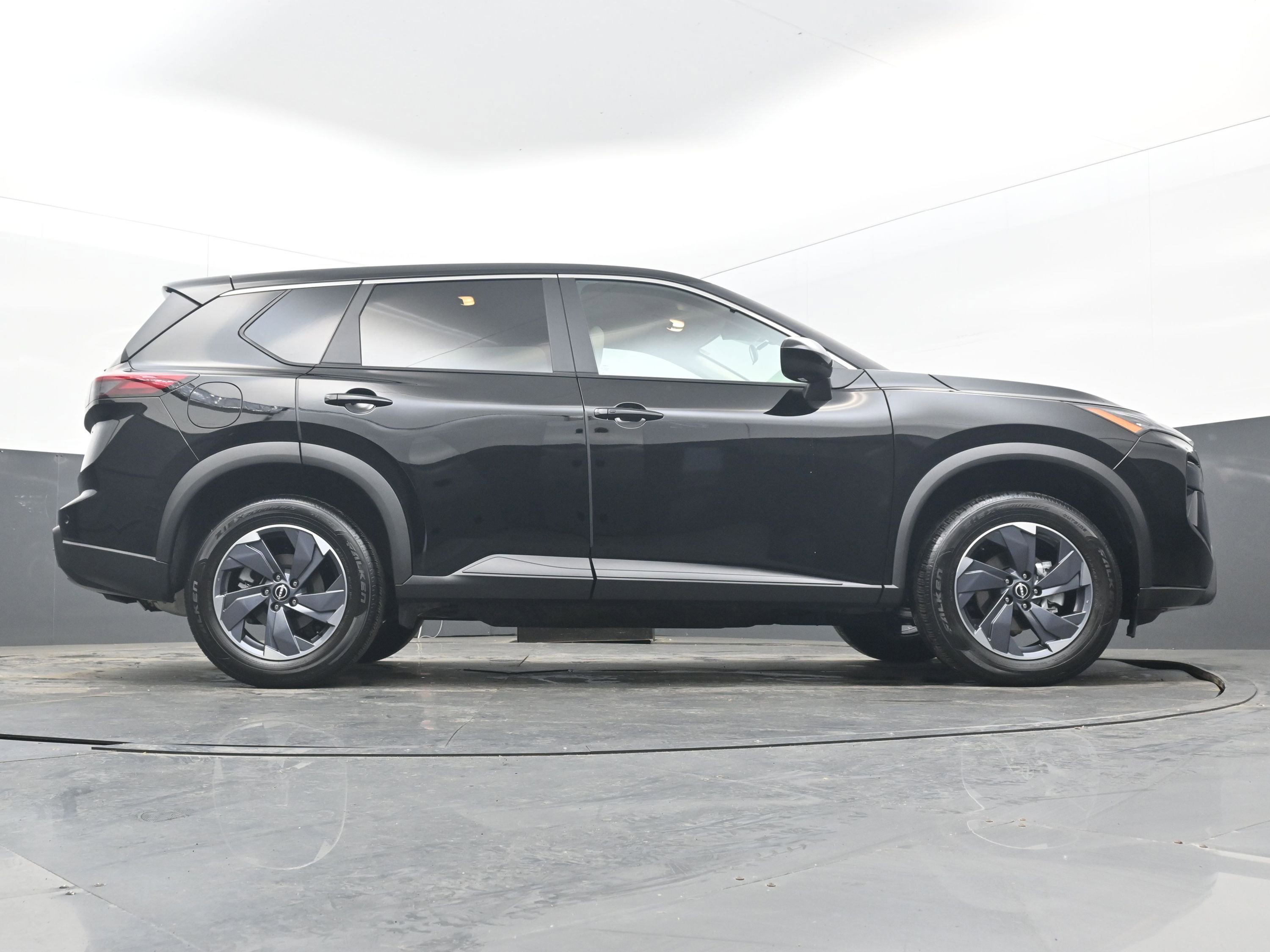 Used 2025 Nissan Rogue SV image 31