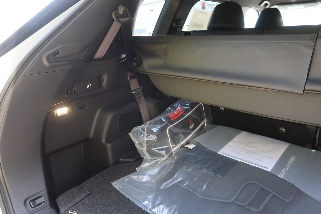 New 2026 Mitsubishi Outlander LE AWD/4WD image 12