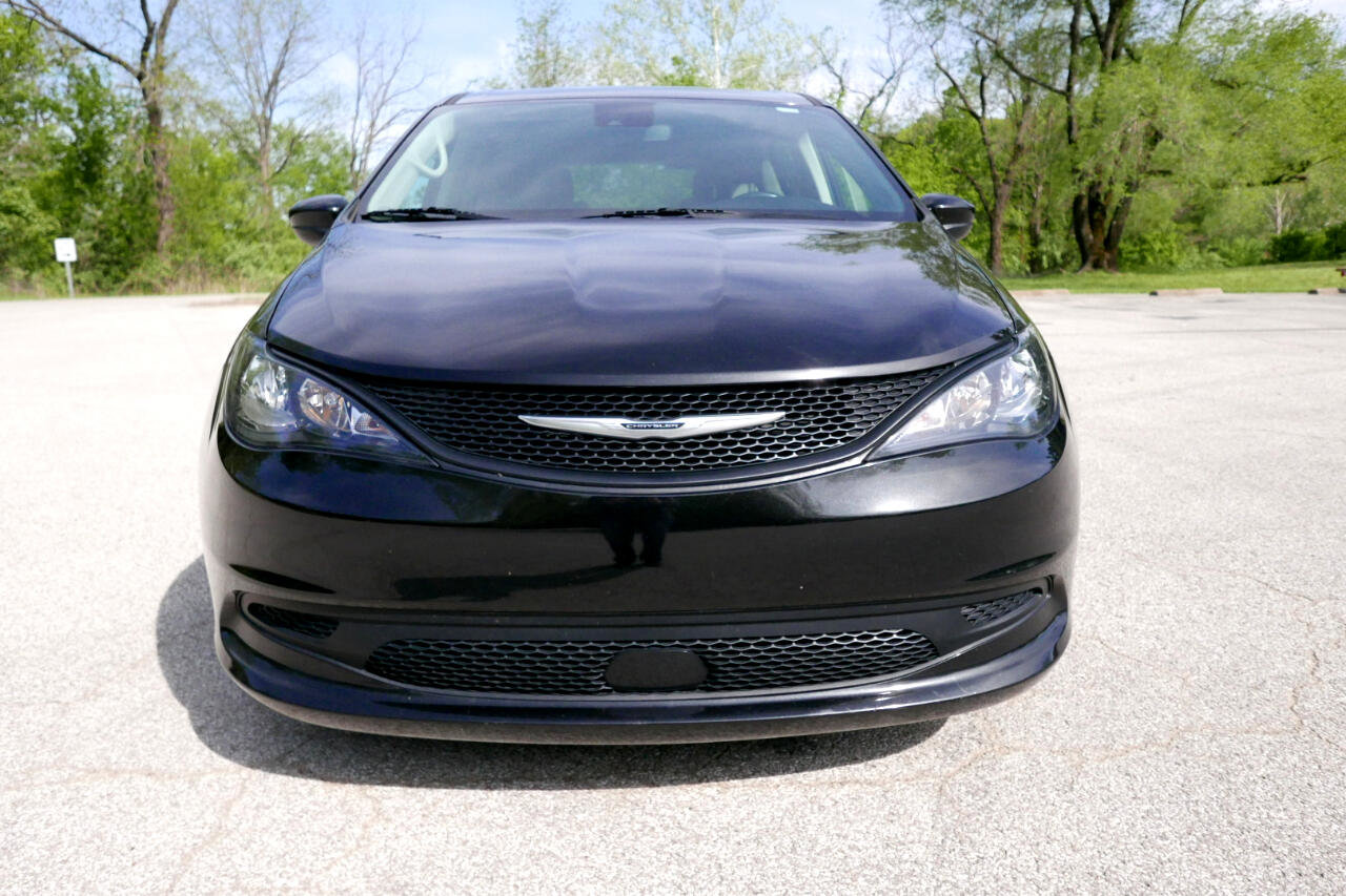 Used 2022 Chrysler Voyager LX image 3