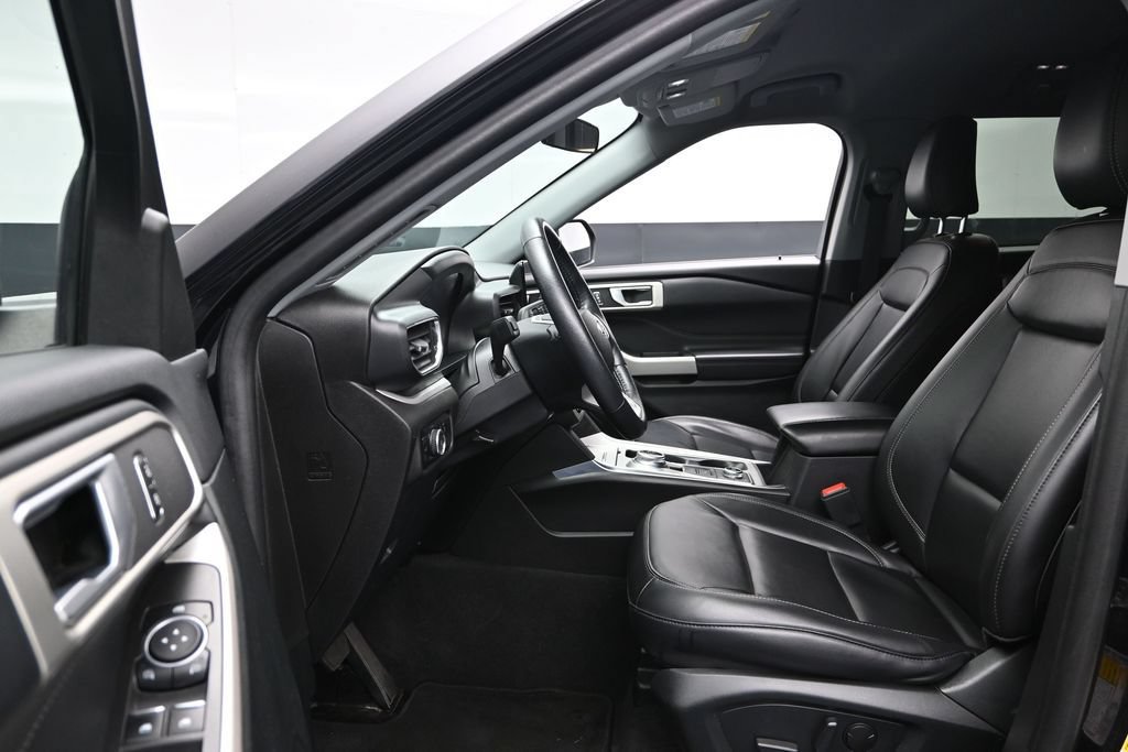 Used 2023 Ford Explorer XLT w/ Equipment Group 202A AWD/4WD image 19