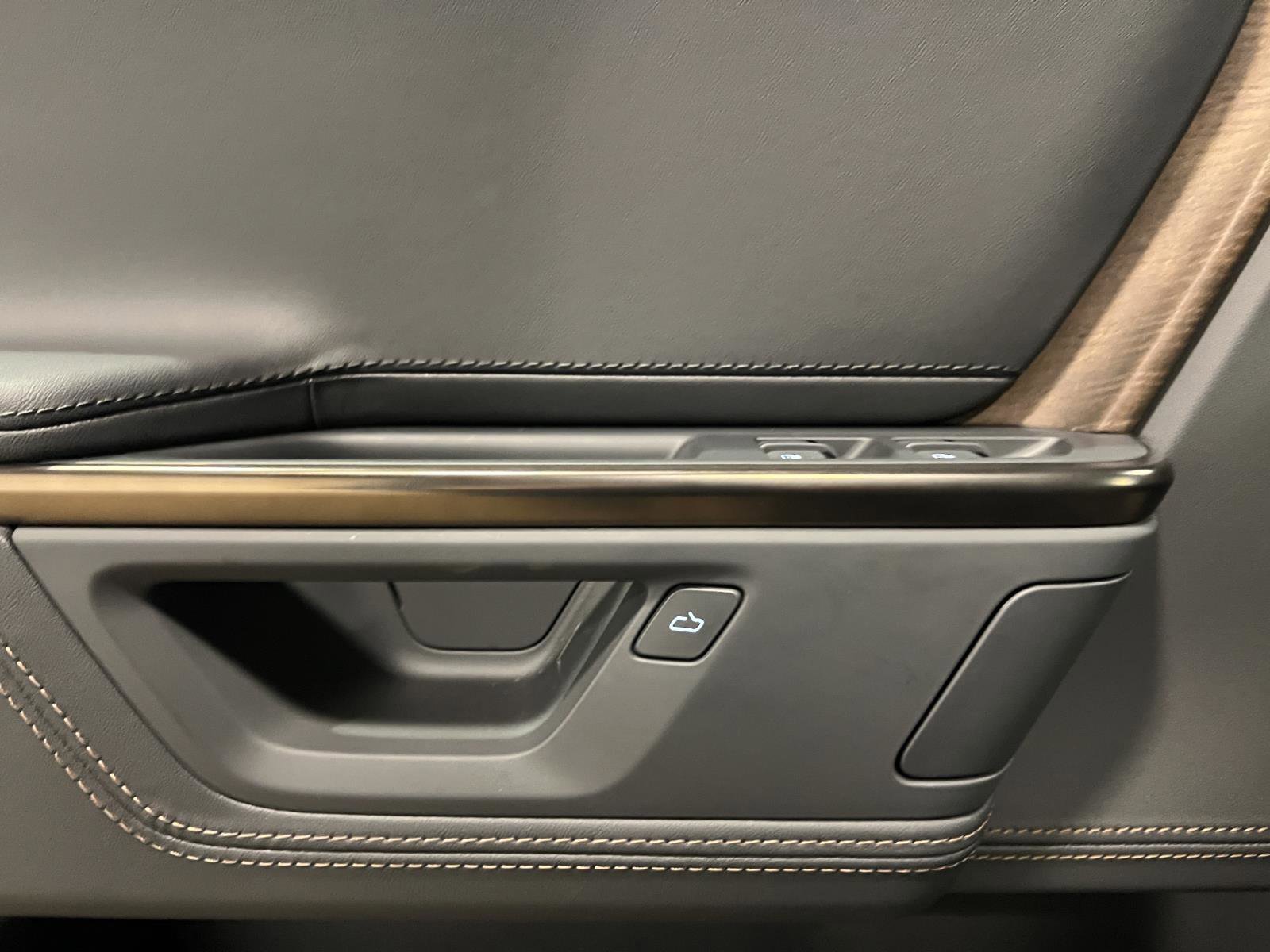 Used 2025 Rivian R1S Premium image 25