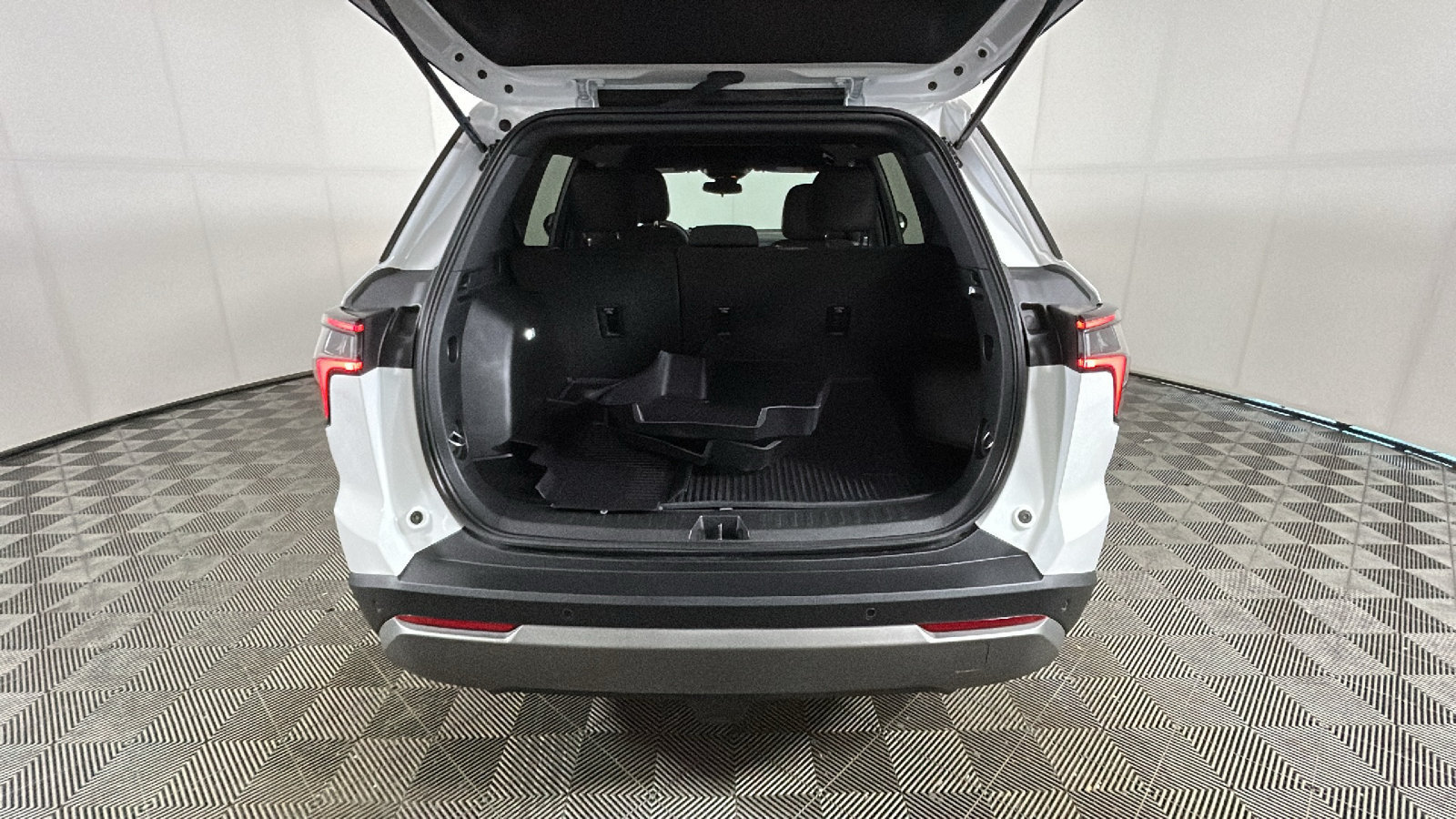 Used 2026 Chevrolet Equinox LT w/ LPO, Floor Liner Package FWD image 32