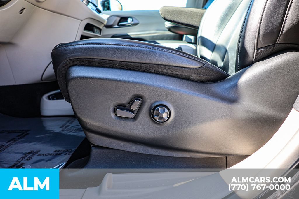 Used 2024 Chrysler Pacifica Touring-L FWD image 28