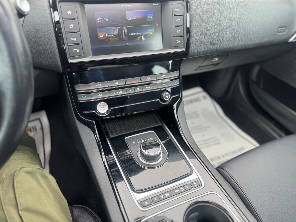 Used 2017 Jaguar XE Premium image 30