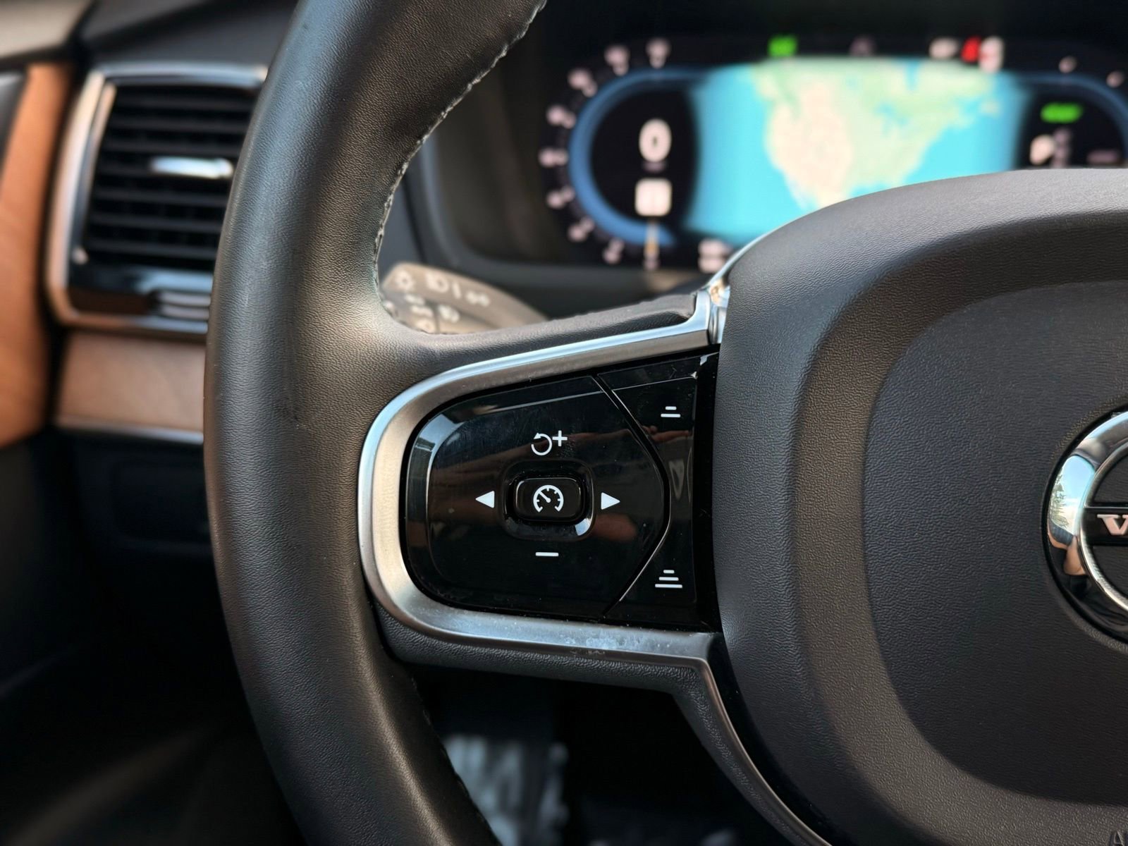 Used 2023 Volvo XC90 T8 Plus image 38