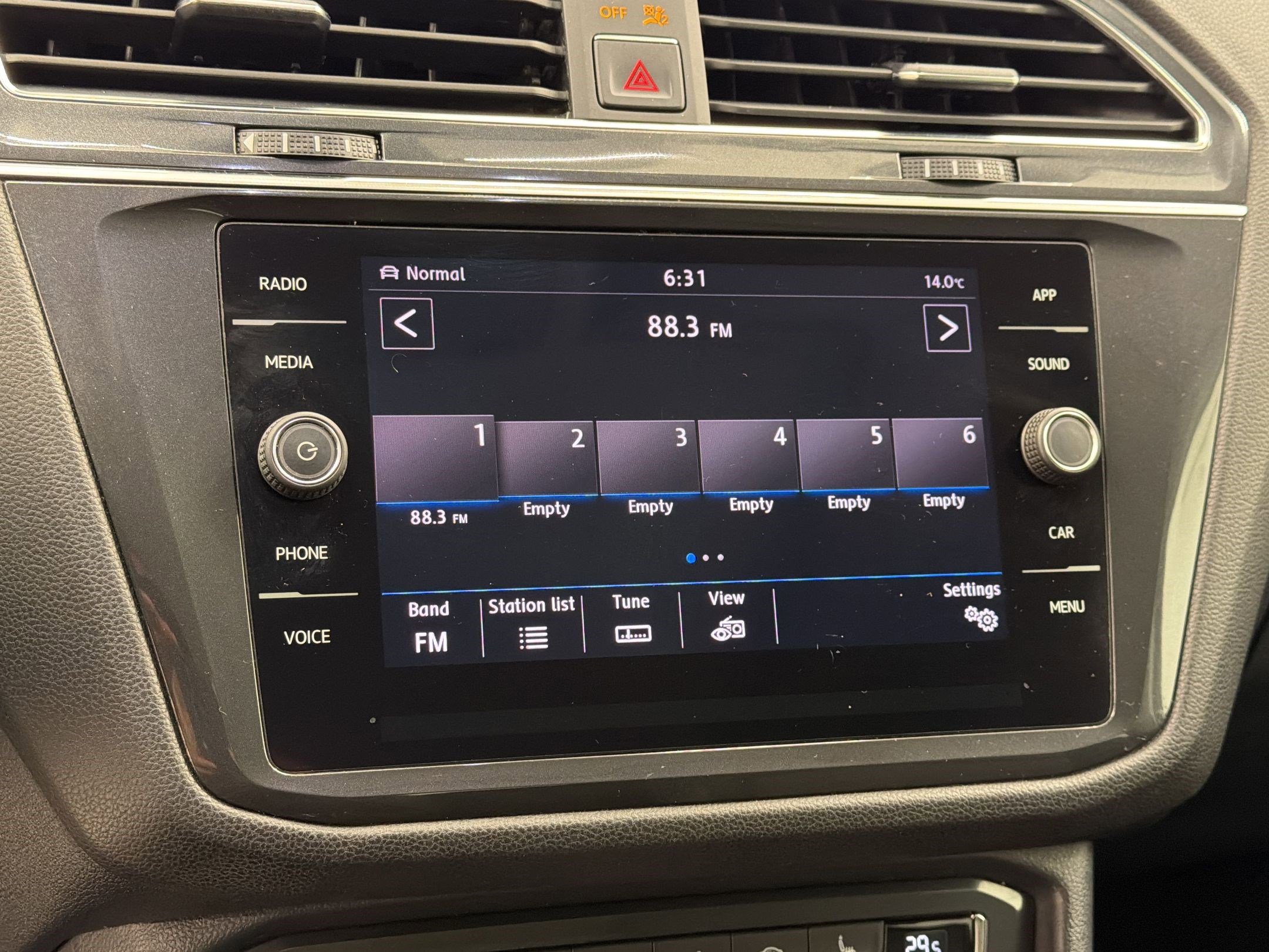 Used 2018 Volkswagen Tiguan SE w/ Panoramic Sunroof Package image 21