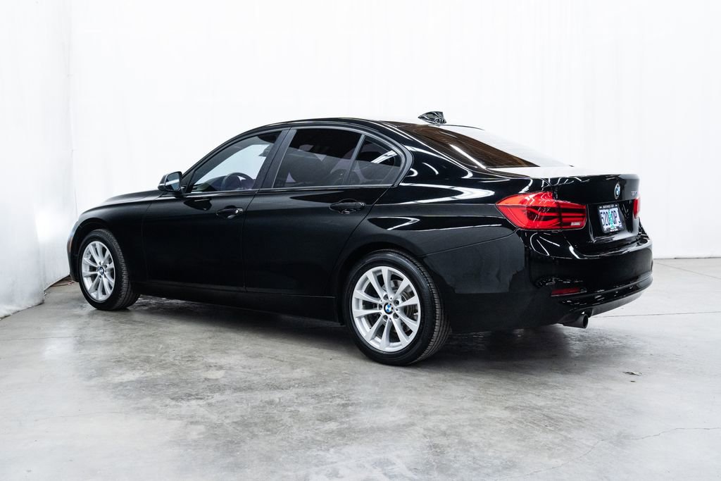 Used 2017 BMW 320i Sedan RWD image 4