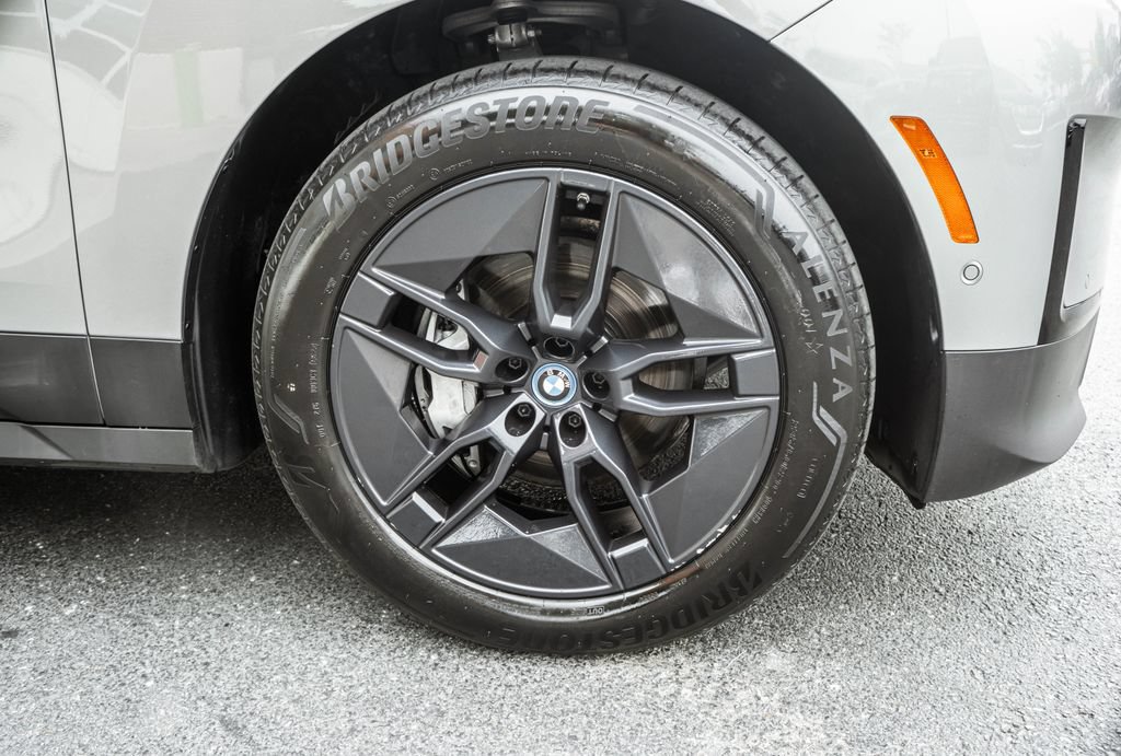 Used 2024 BMW iX xDrive50 w/ Premium Package AWD/4WD image 4