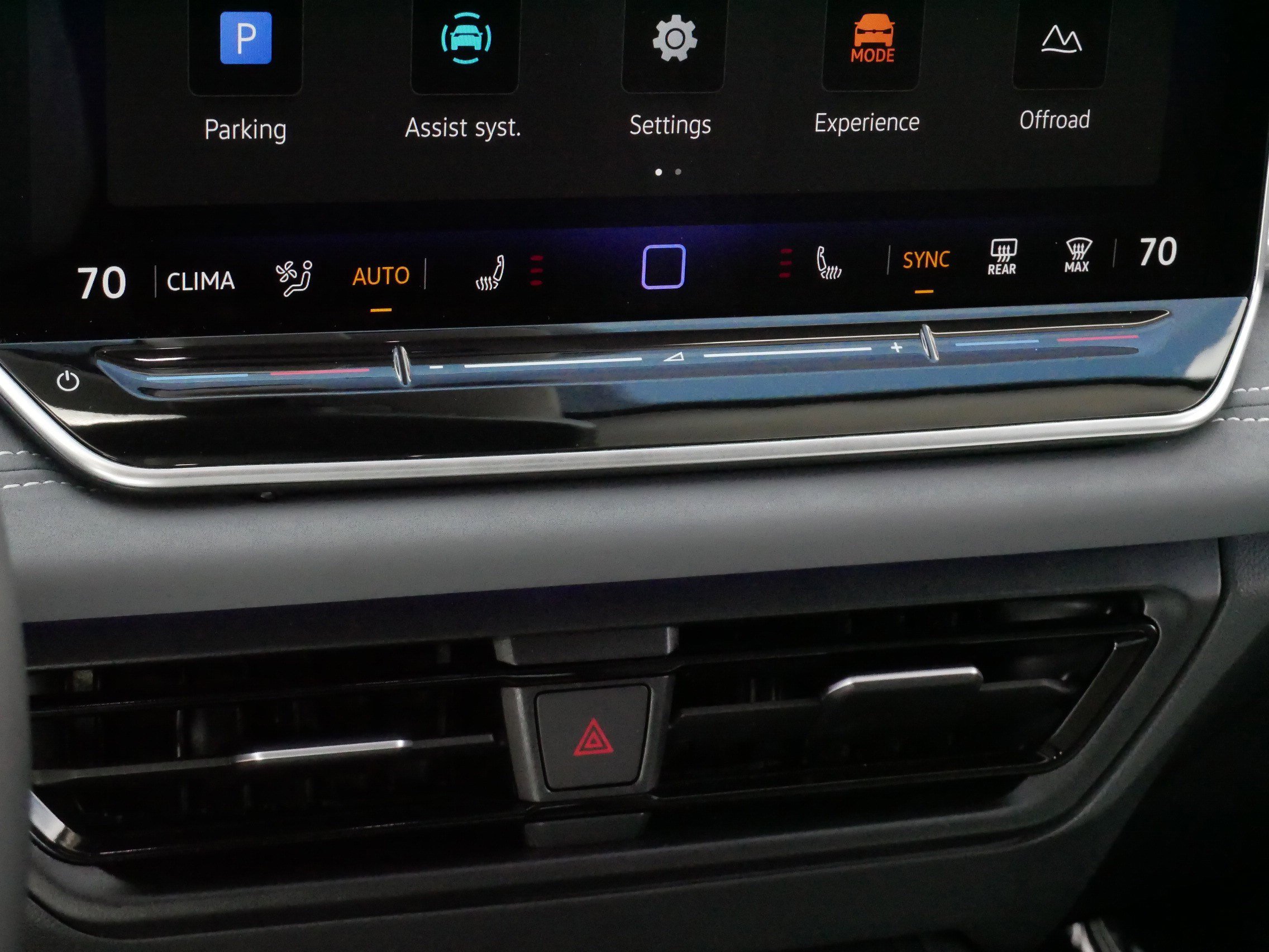 Certified 2025 Volkswagen Tiguan SE AWD/4WD image 23