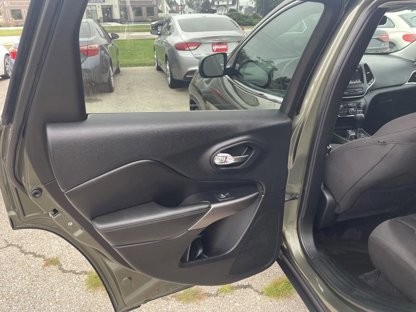 Used 2019 Jeep Cherokee Latitude w/ Cold Weather Group image 17