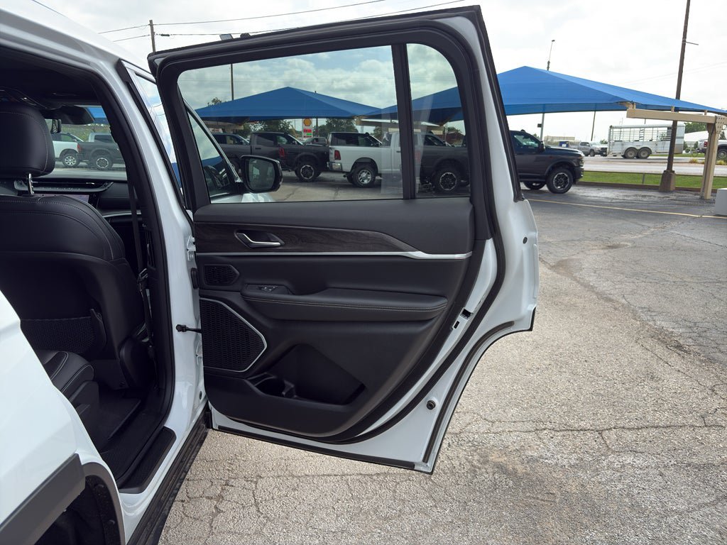 New 2026 Jeep Grand Cherokee L Limited w/ Luxury Tech Group II RWD image 17