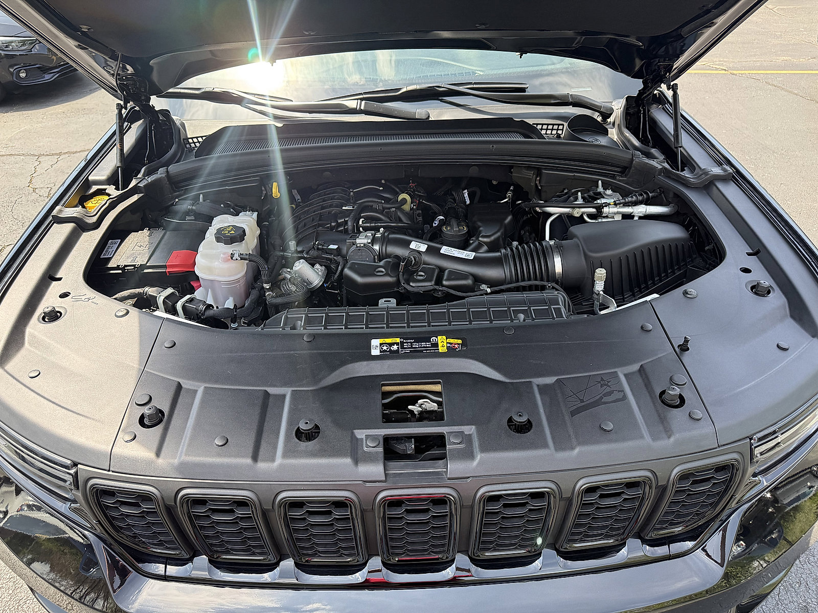 Certified 2023 Jeep Grand Cherokee Limited w/ Black Appearance Package AWD/4WD image 8