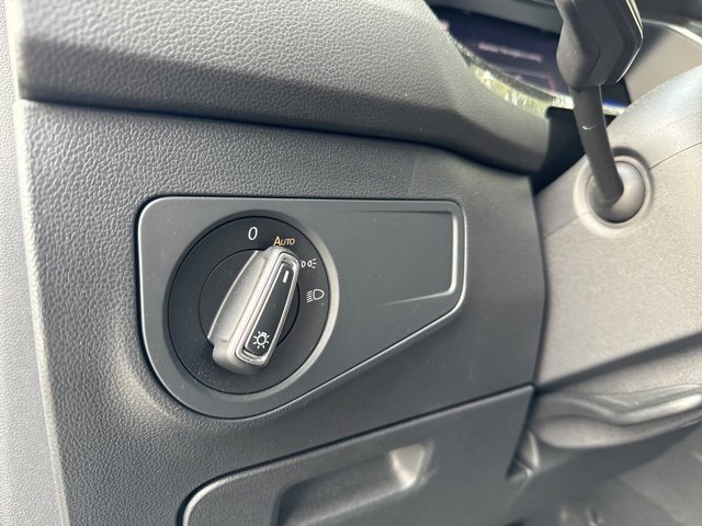 Used 2023 Volkswagen Tiguan SE w/ Panoramic Sunroof Package image 16
