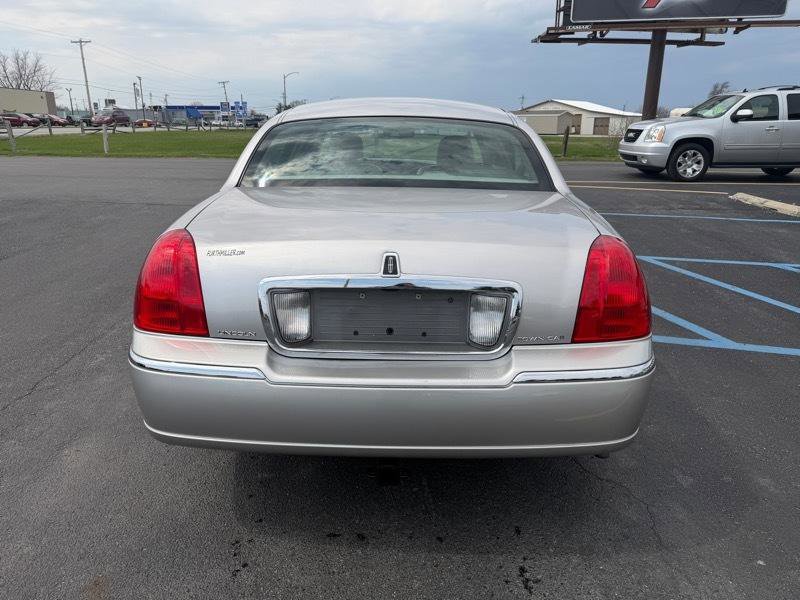Used 2010 Lincoln Town Car Signature Limited image 8