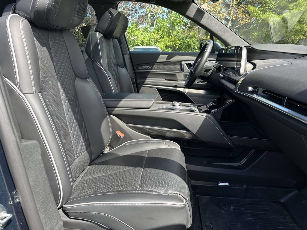 Certified 2026 Cadillac Vistiq Platinum w/ LPO, Floor Liner Package AWD/4WD image 7