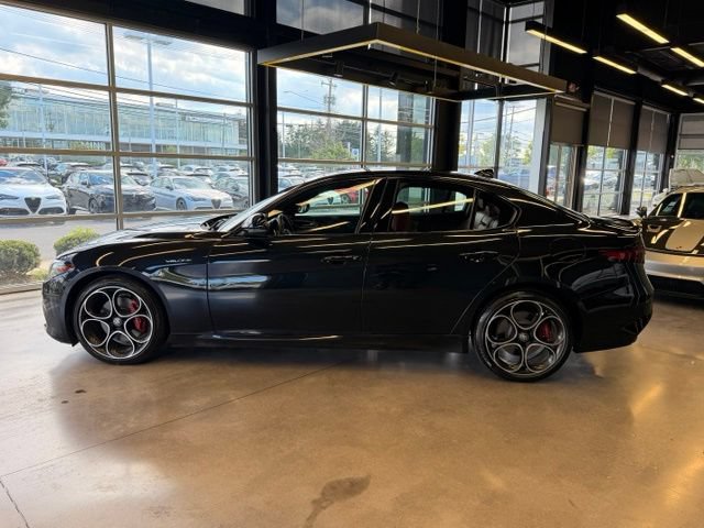 Used 2022 Alfa Romeo Giulia Veloce AWD/4WD image 2