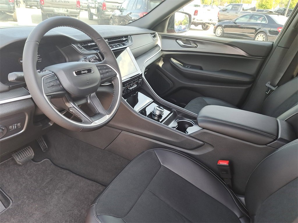 New 2025 Jeep Grand Cherokee Altitude image 16