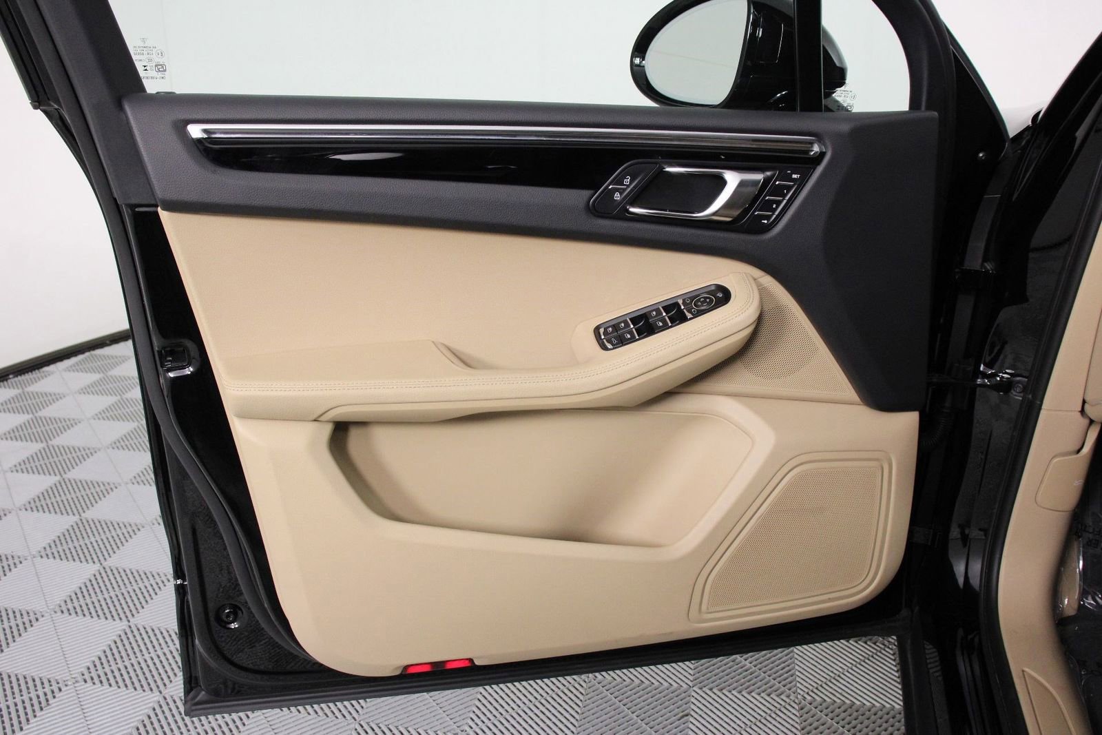 Certified 2025 Porsche Macan AWD/4WD image 20