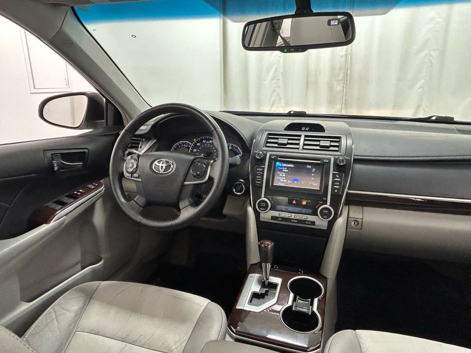 Used 2013 Toyota Camry XLE w/ Leather Pkg image 10