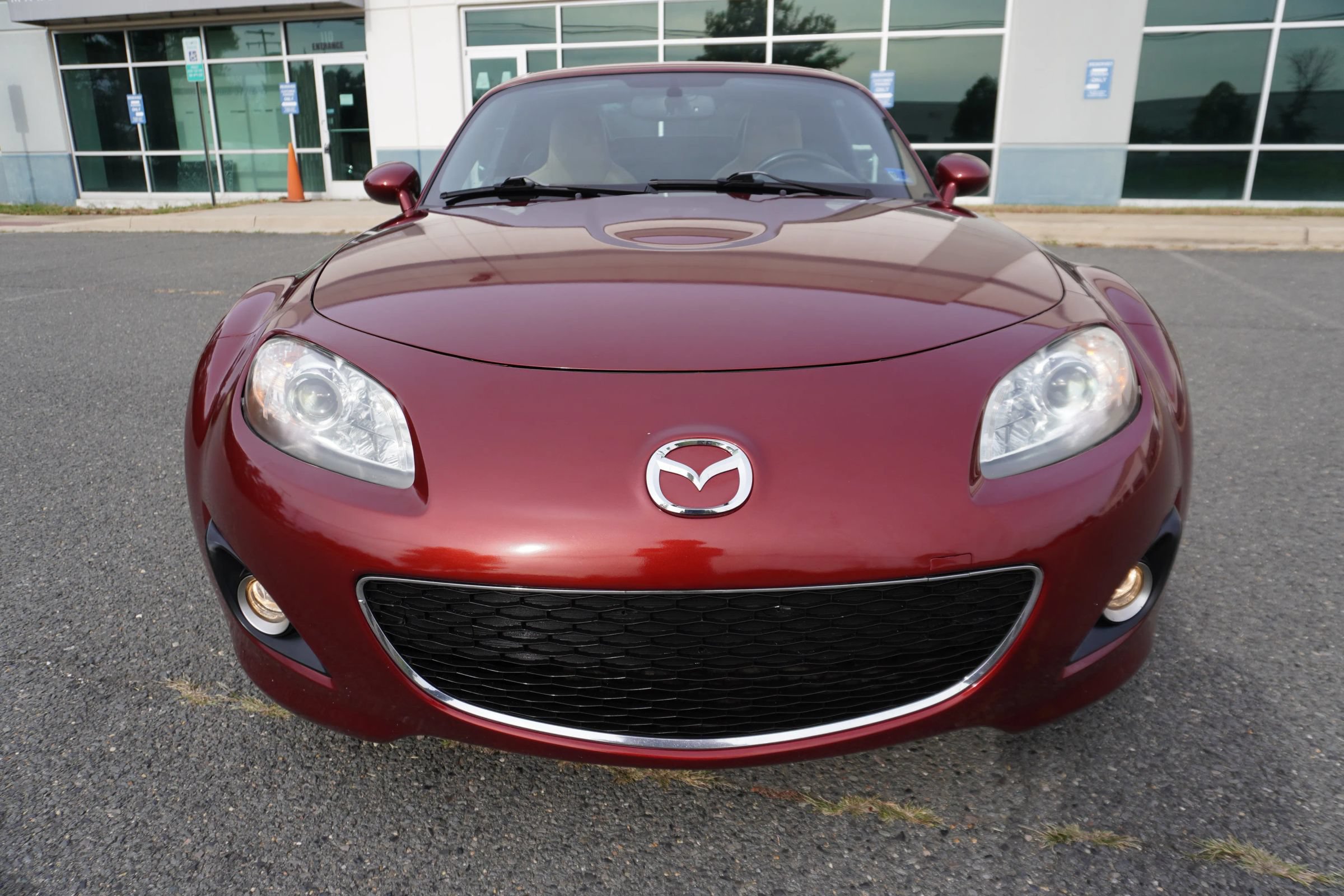 Used 2010 MAZDA MX-5 Miata Grand Touring w/ Premium Pkg RWD image 2