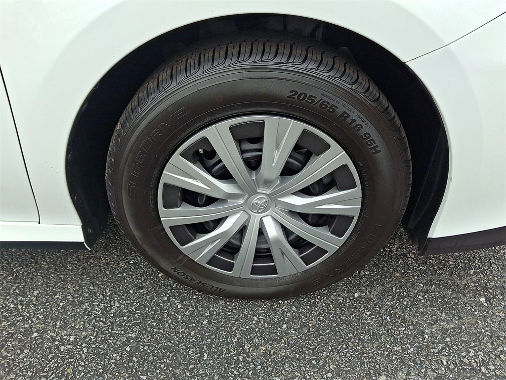 Used 2022 Toyota Camry LE image 8