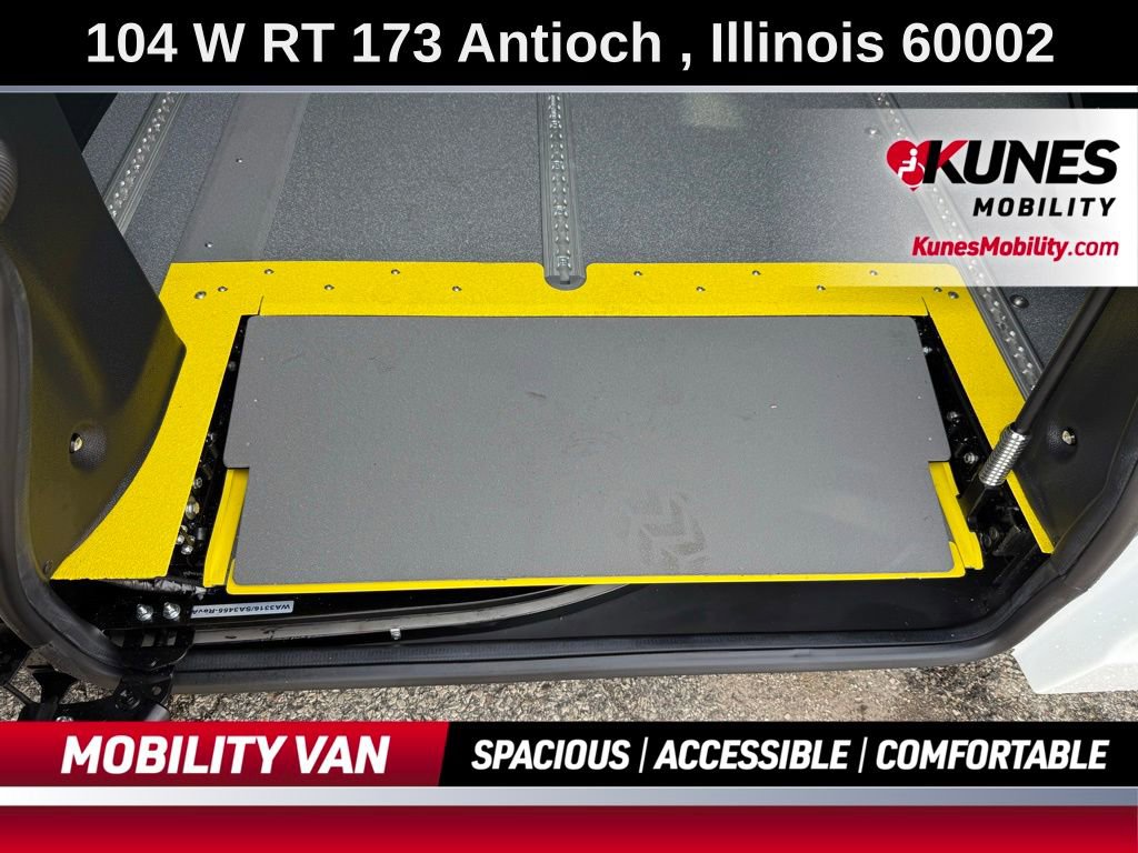 Used 2025 Toyota Sienna LE image 19