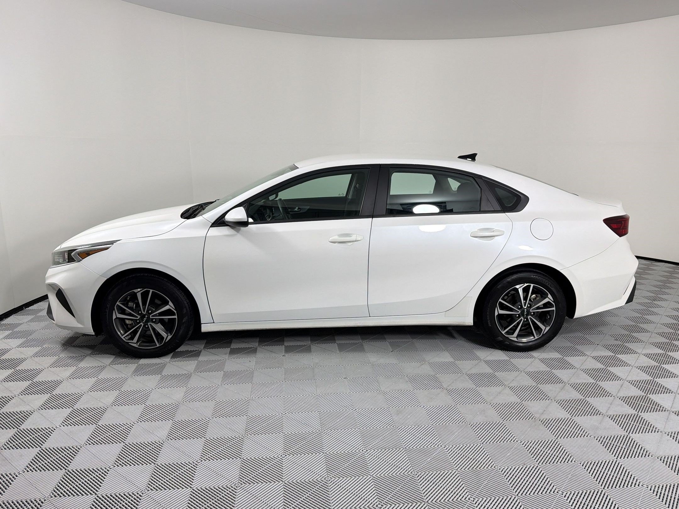 Used 2024 Kia Forte LXS FWD image 2