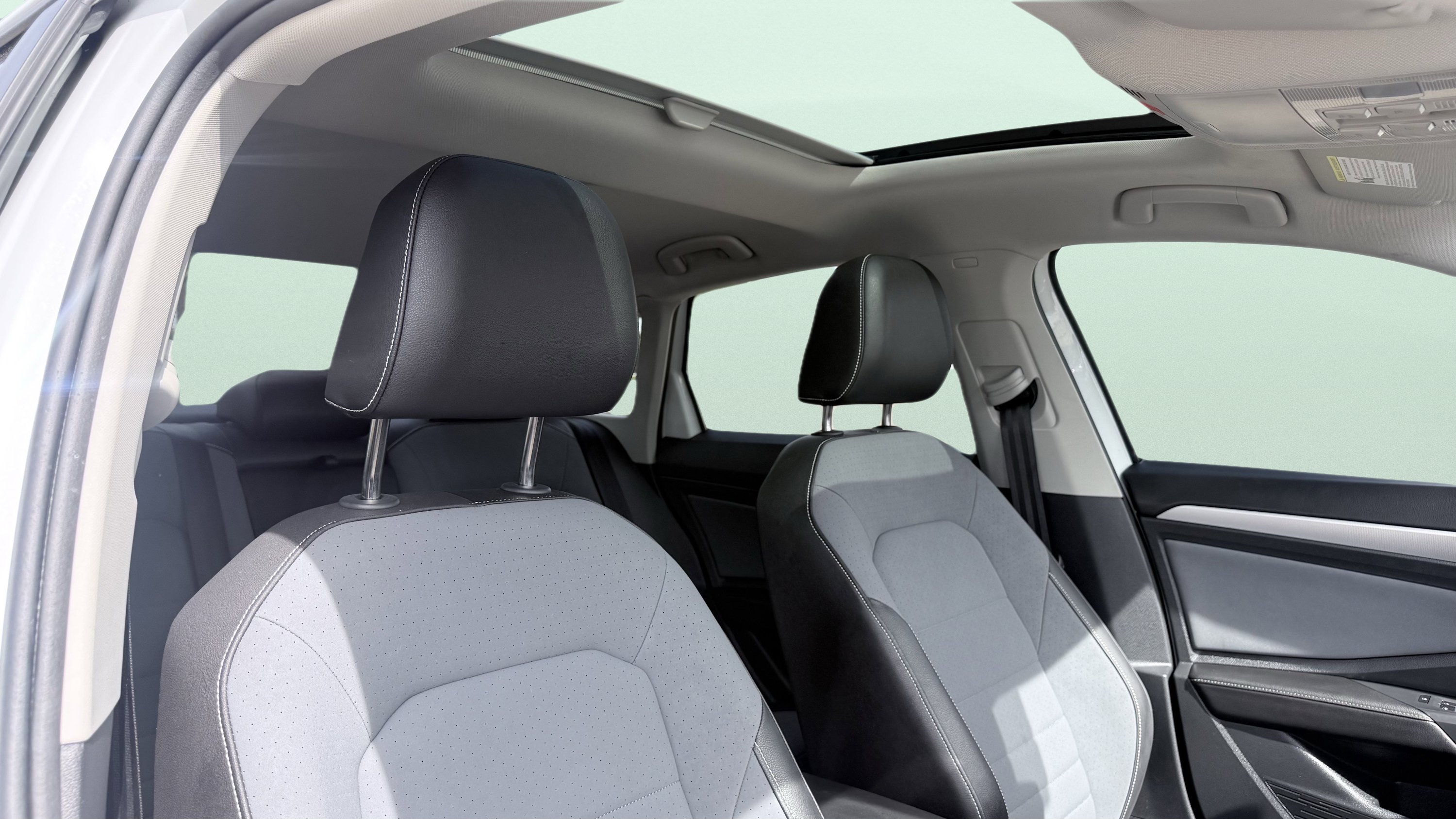 Used 2025 Volkswagen Jetta SE FWD image 44