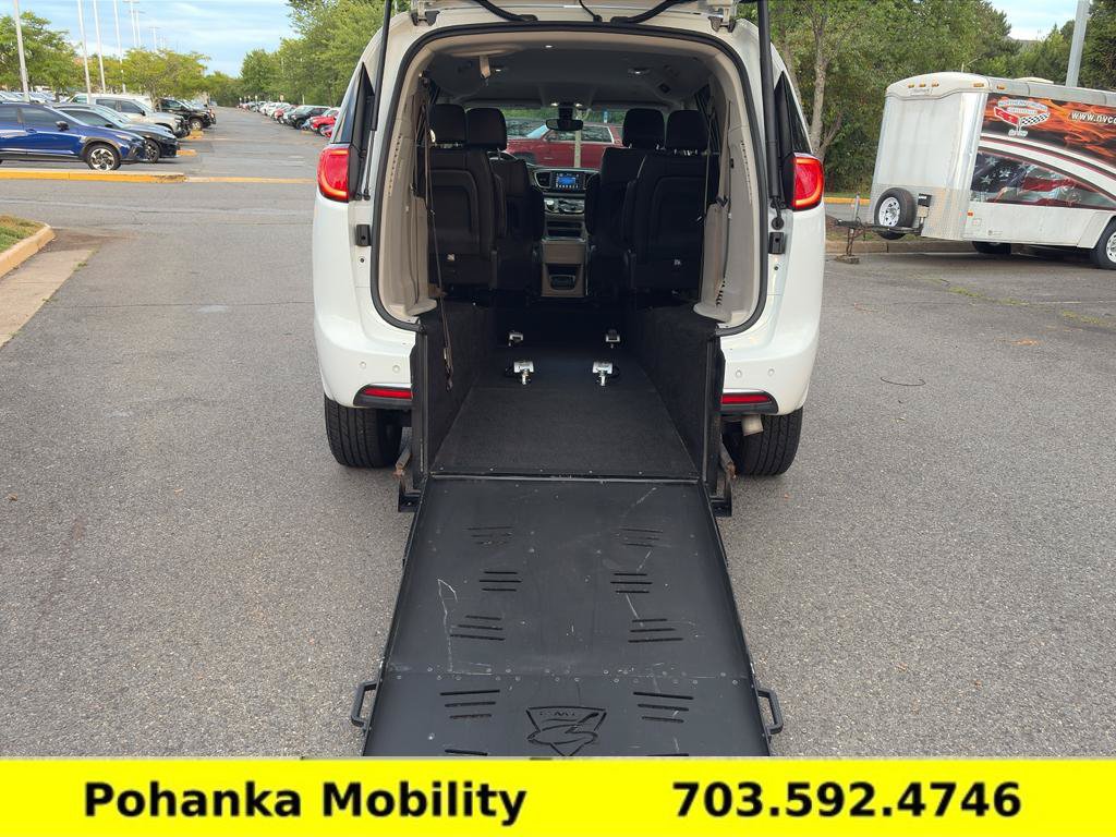 Used 2018 Chrysler Pacifica Touring-L FWD image 8