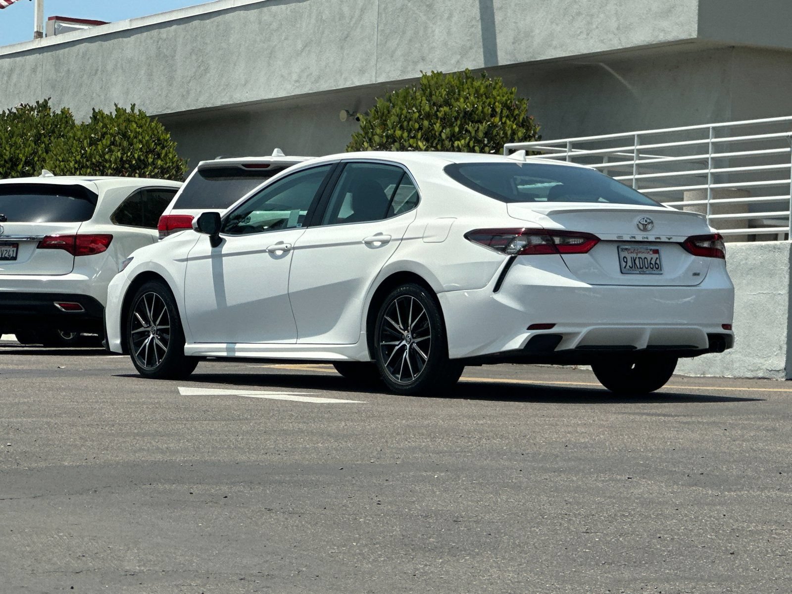 Used 2024 Toyota Camry SE FWD image 3