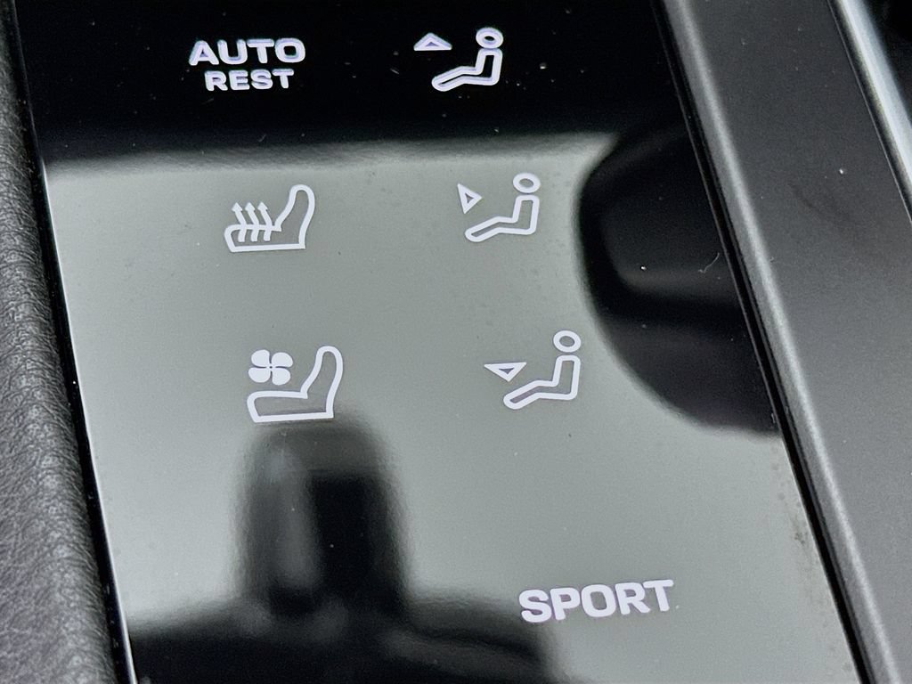 Certified 2022 Porsche Macan AWD/4WD image 23